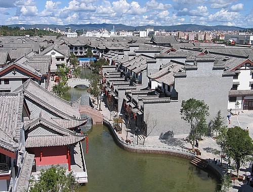 我欲乘风归去，又恐琼楼玉宇，高处不胜寒的意思是什么